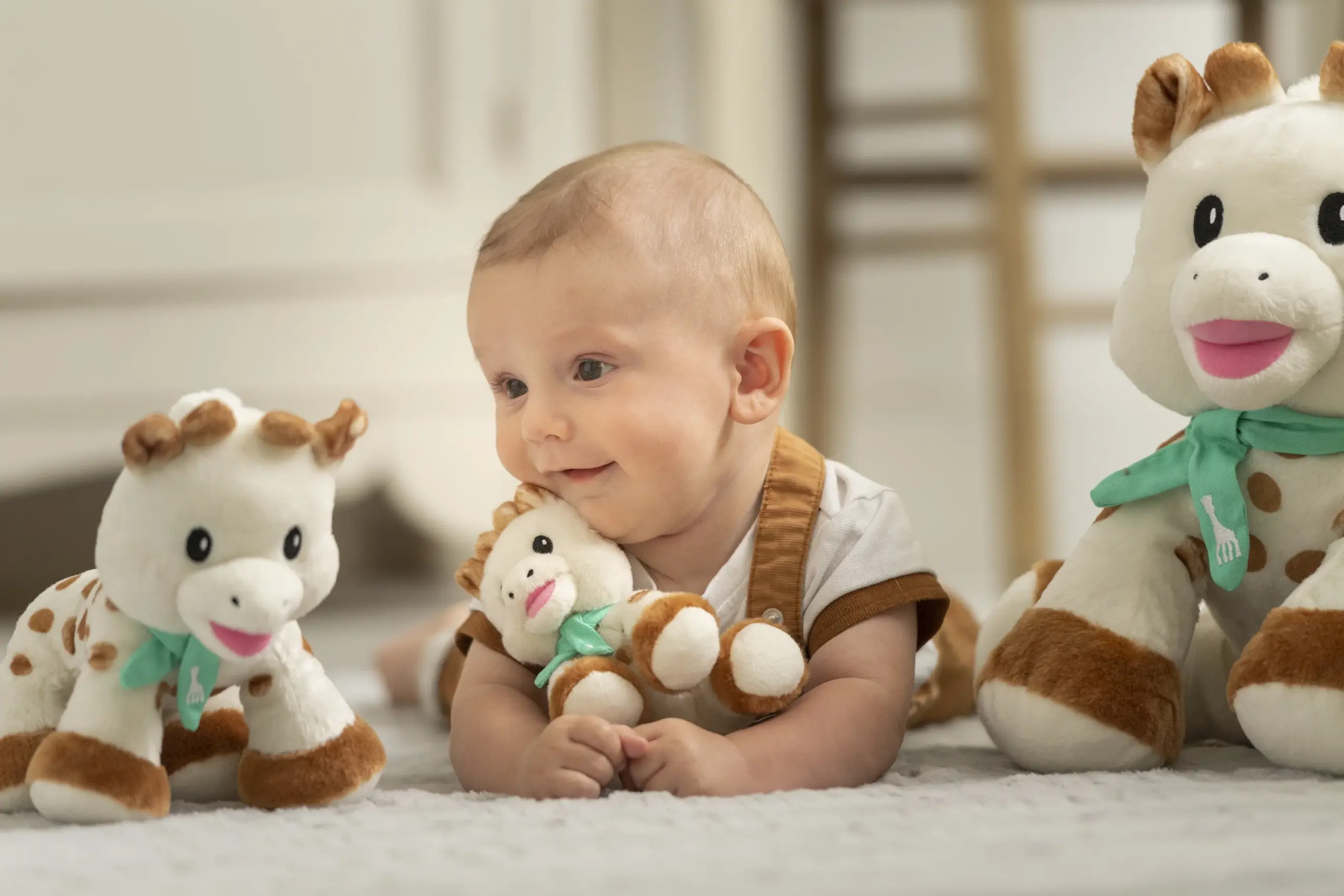010335 – Baby Sophie la girafe plush 14 cm – lifestyle visual 1-preview