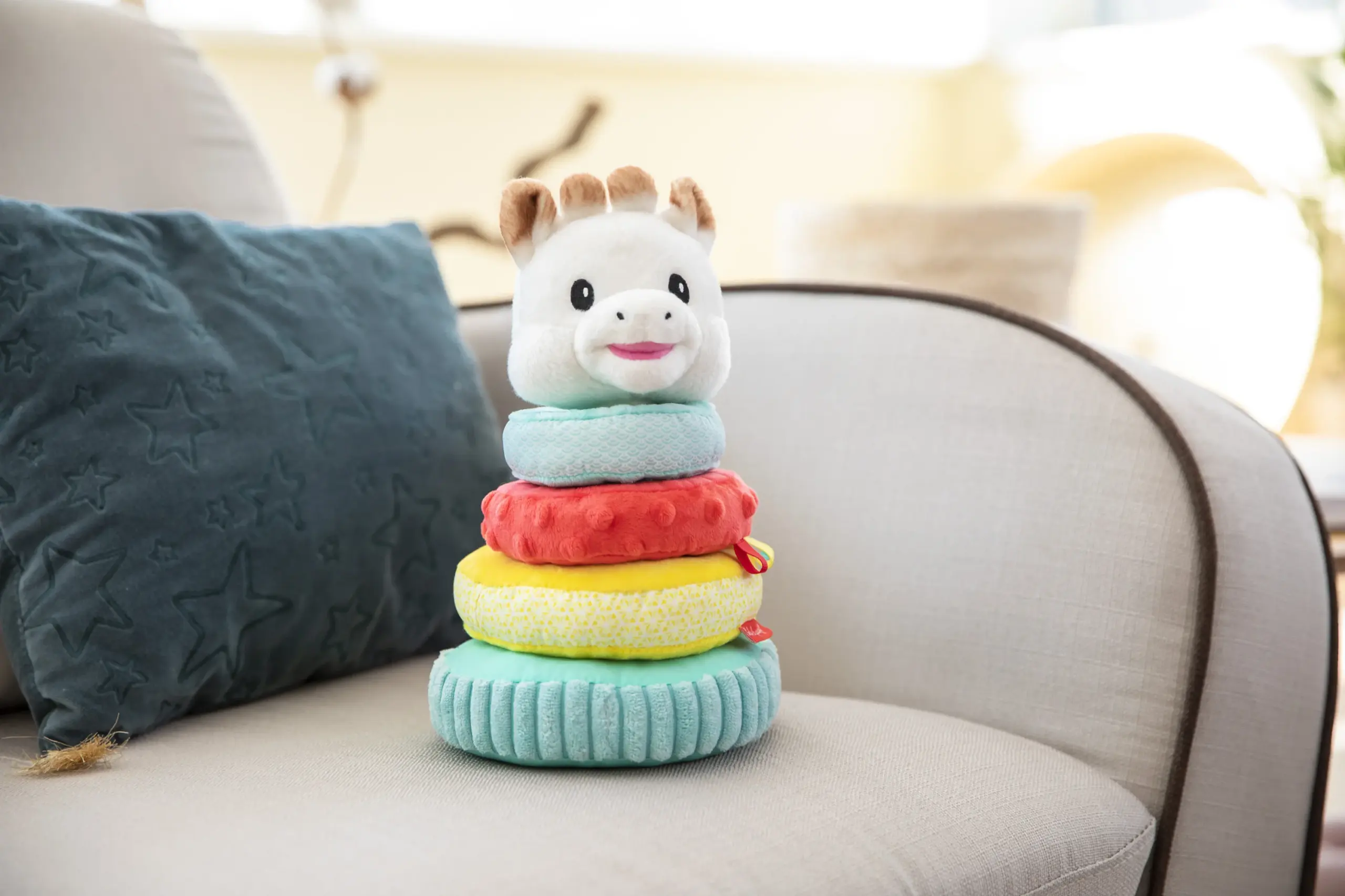 010350 – Sweet pyramid Sophie la girafe – lifestyle 2-preview