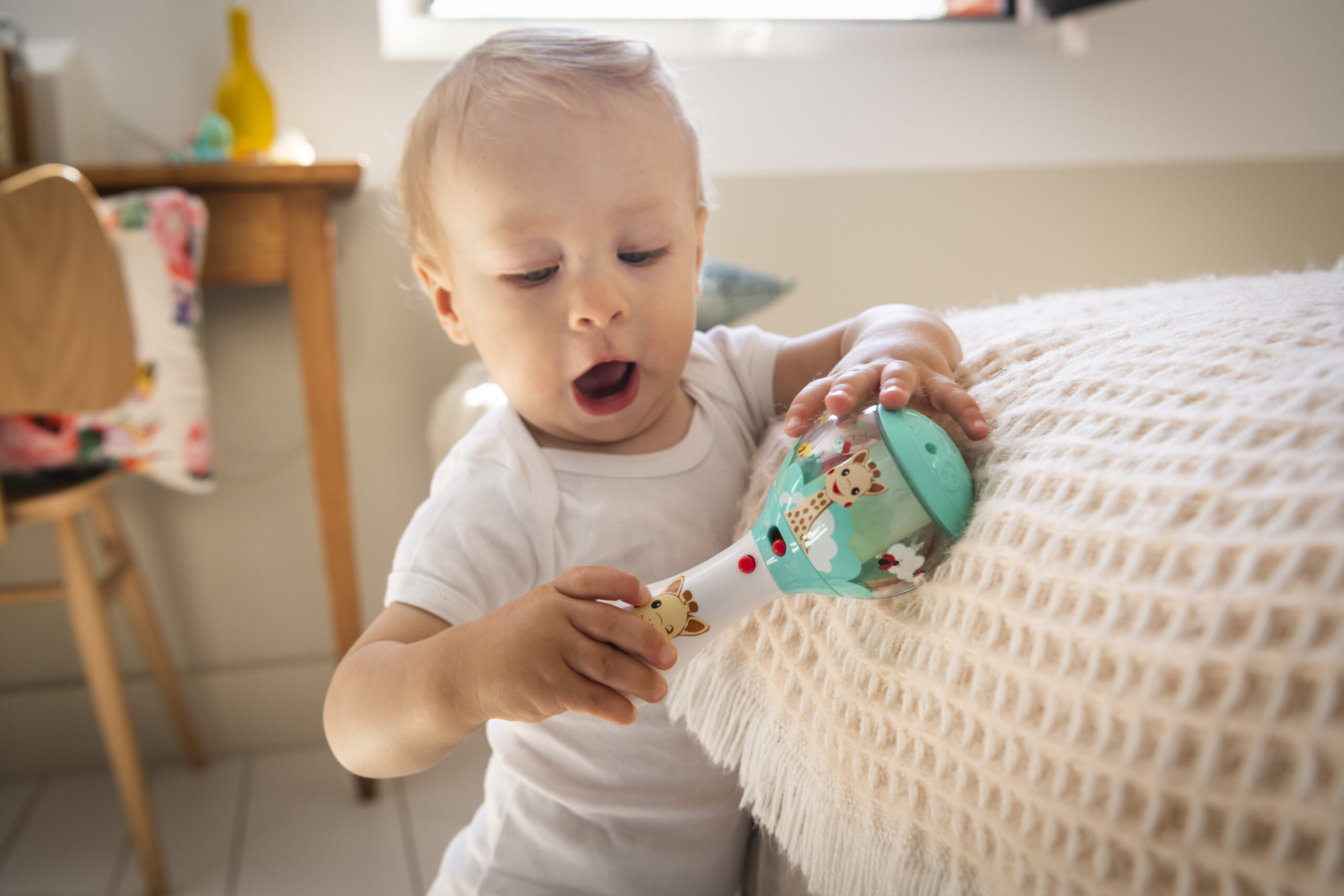 230808 – Shake shake Sophie la girafe – lifestyle visual 1